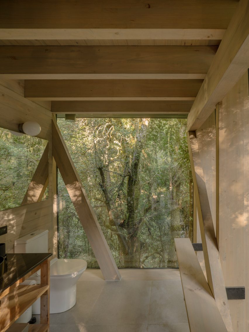 Iragüen Viñuela Arquitectos House by Fuy River mass timber