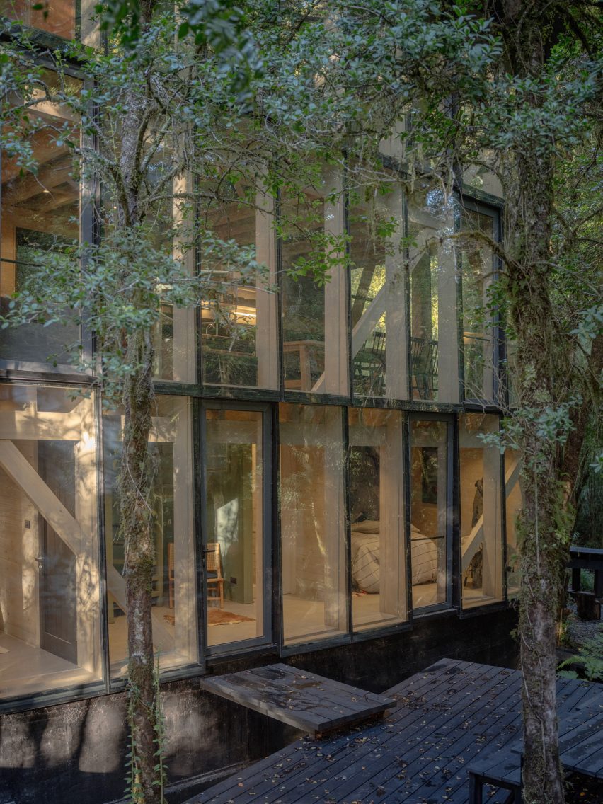 Iragüen Viñuela Arquitectos House by Fuy River mass timber