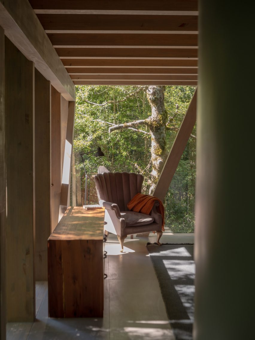 Iragüen Viñuela Arquitectos House by Fuy River mass timber