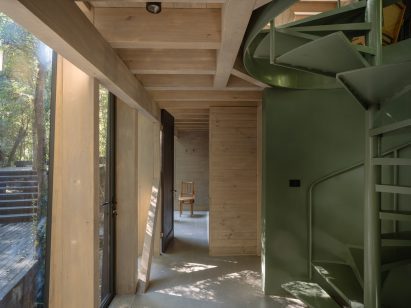 Iragüen Viñuela Arquitectos House by Fuy River mass timber