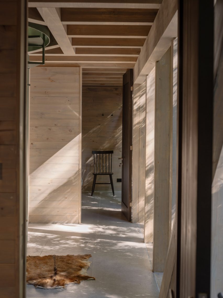 Iragüen Viñuela Arquitectos House by Fuy River mass timber