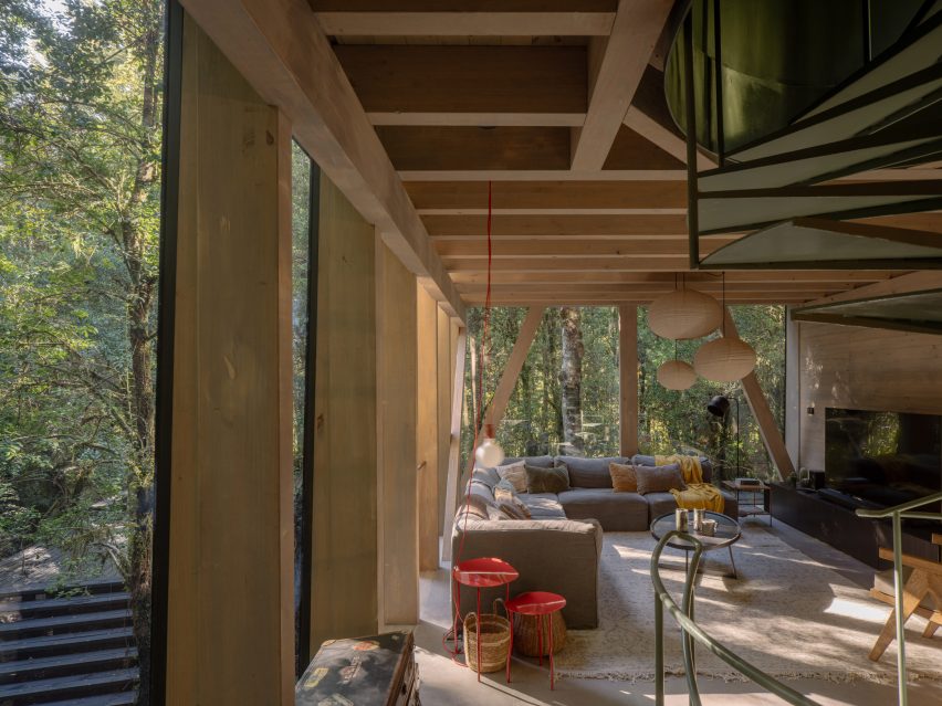 Iragüen Viñuela Arquitectos House by Fuy River mass timber