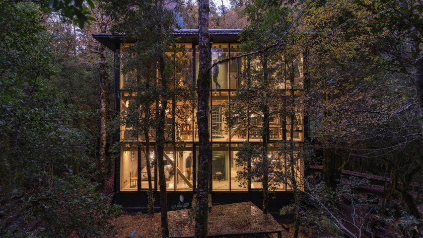 Iragüen Viñuela Arquitectos House by Fuy River mass timber