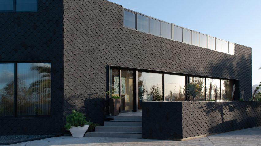 SPF Architects wraps Los Angeles house in asphalt shingles for fire protection