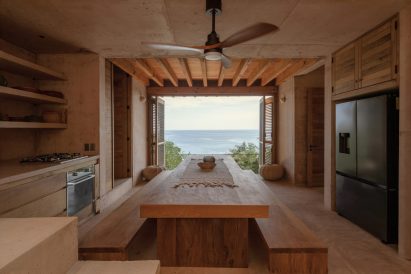 Dining space within Casa Diez Pies by Studio Font