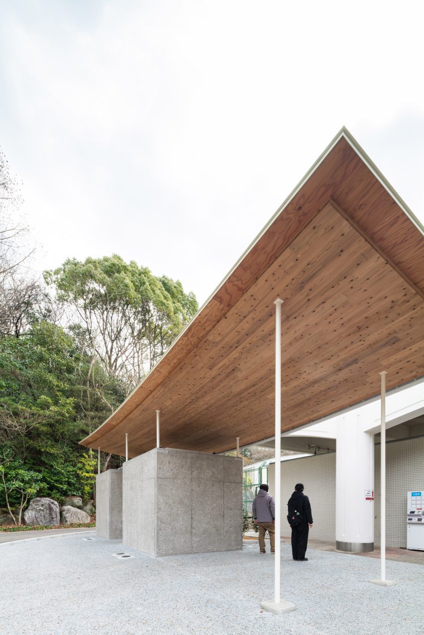 Tobe Zoo Toilet by YanoAoyama