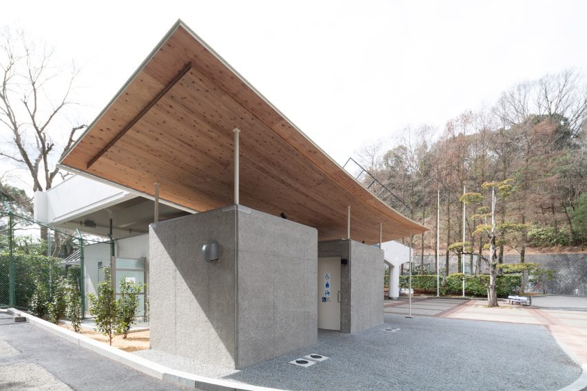 Tobe Zoo Toilet by YanoAoyama