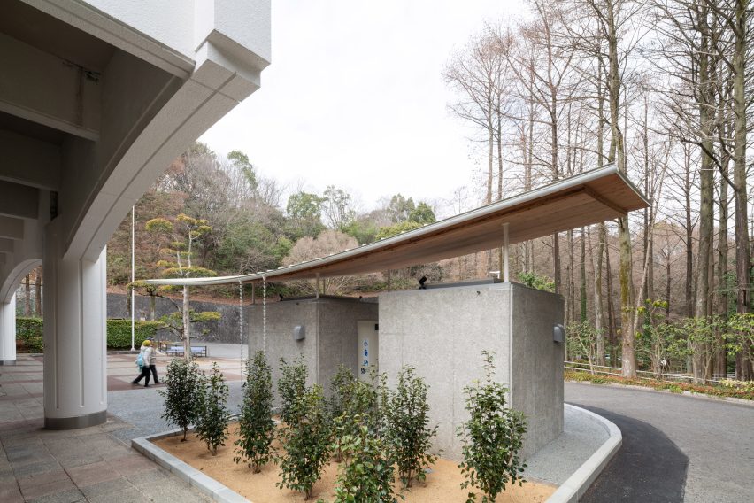 Tobe Zoo Toilet by YanoAoyama