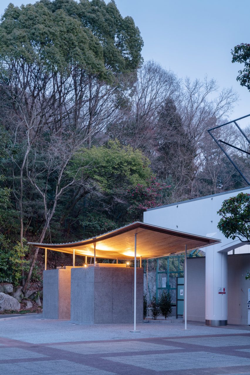 Tobe Zoo Toilet by YanoAoyama