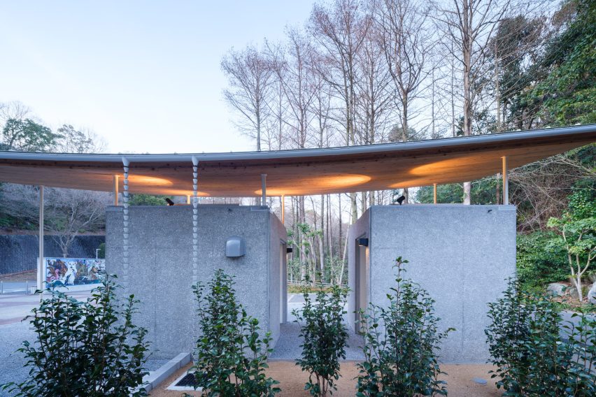 Tobe Zoo Toilet by YanoAoyama