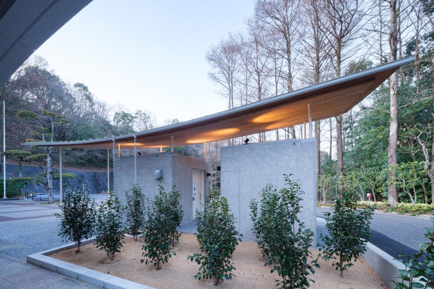 Tobe Zoo Toilet by YanoAoyama