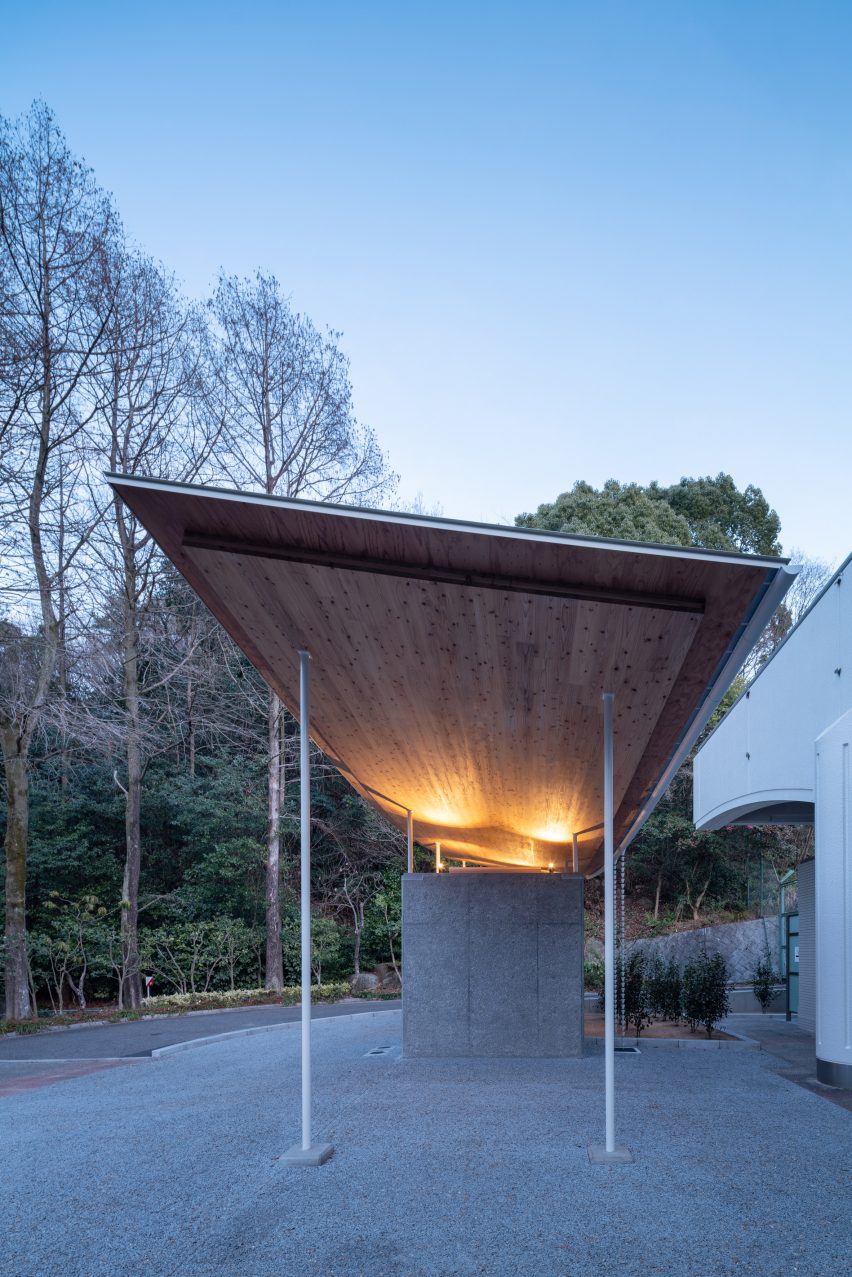 Tobe Zoo Toilet by YanoAoyama
