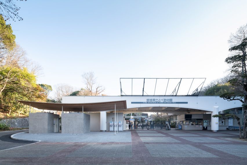 Tobe Zoo Toilet by YanoAoyama
