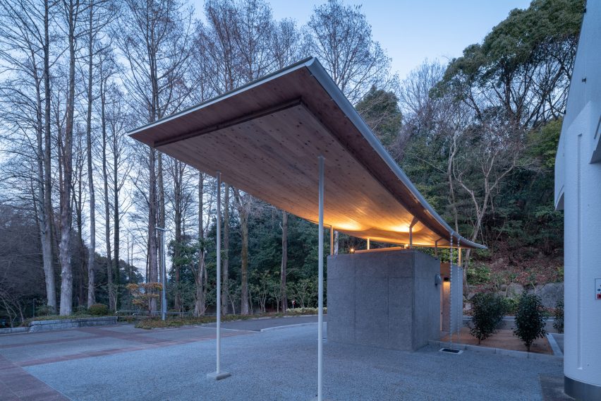 Tobe Zoo Toilet by YanoAoyama