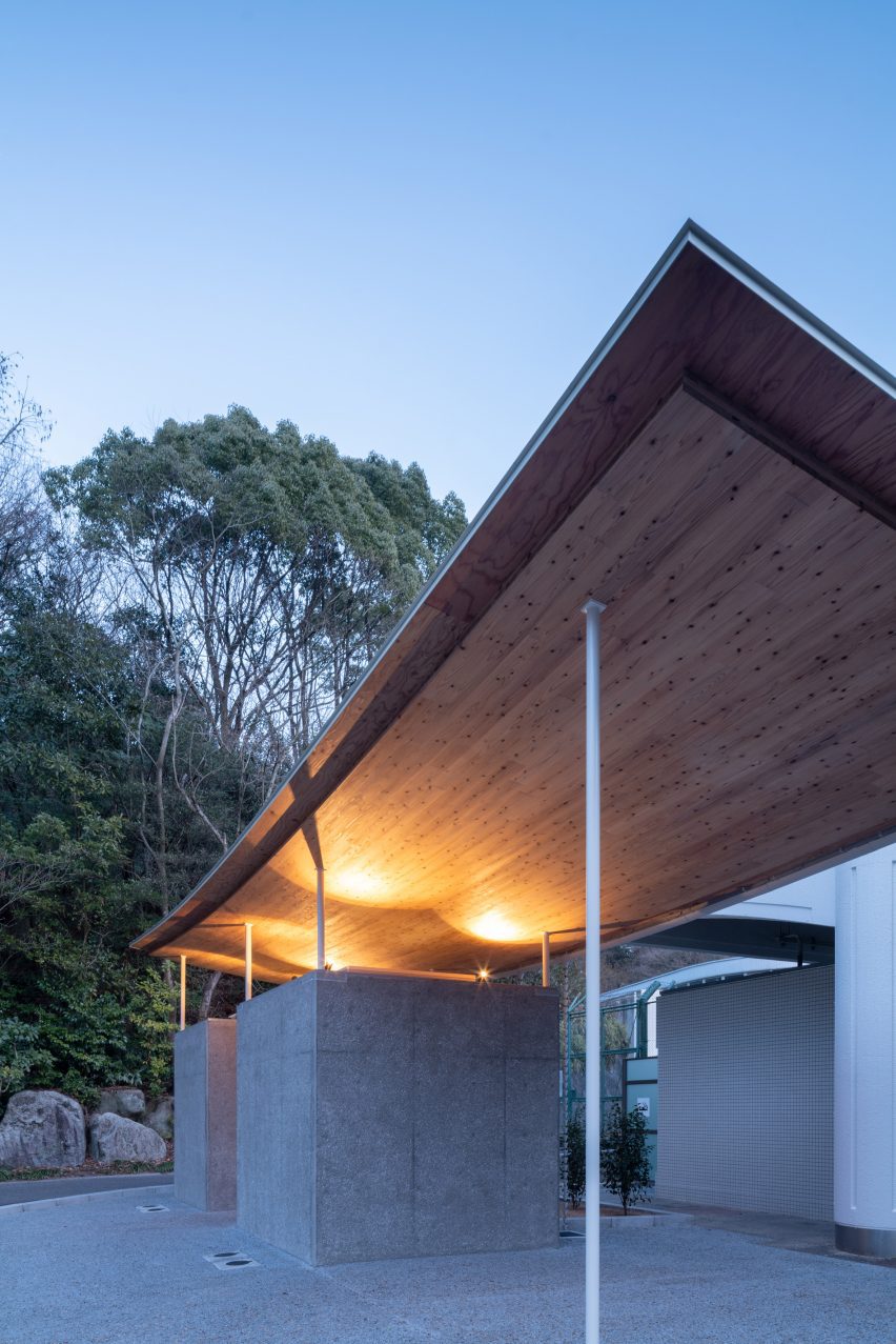 Tobe Zoo Toilet by YanoAoyama