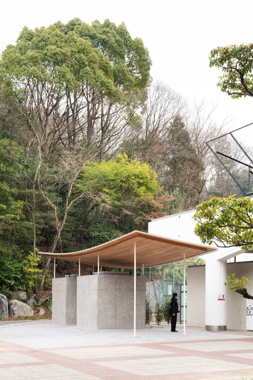 Tobe Zoo Toilet by YanoAoyama