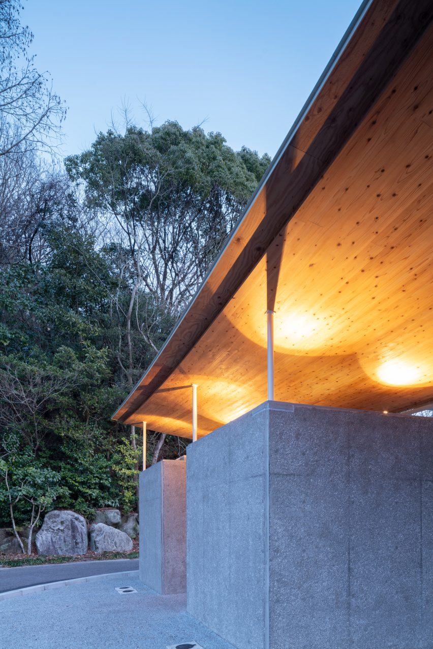 Tobe Zoo Toilet by YanoAoyama
