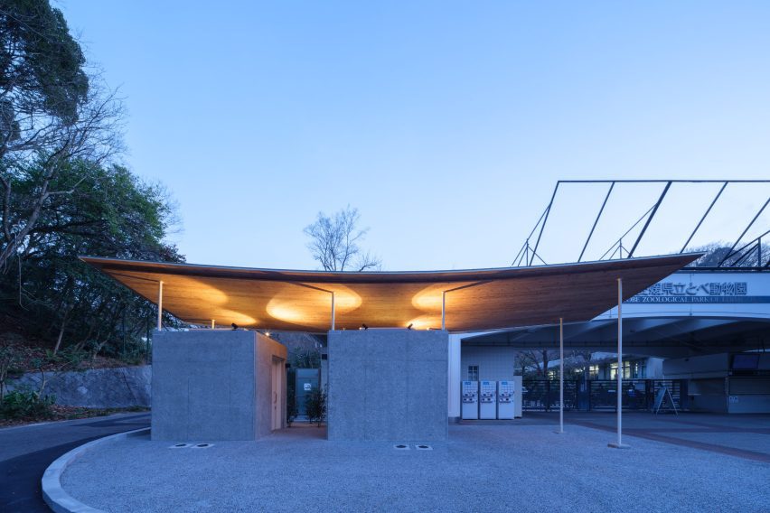 Tobe Zoo Toilet by YanoAoyama