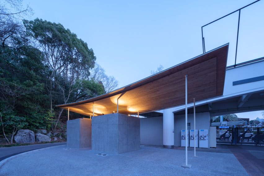 Tobe Zoo Toilet by YanoAoyama