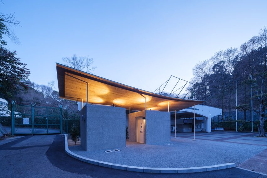 Tobe Zoo Toilet by YanoAoyama