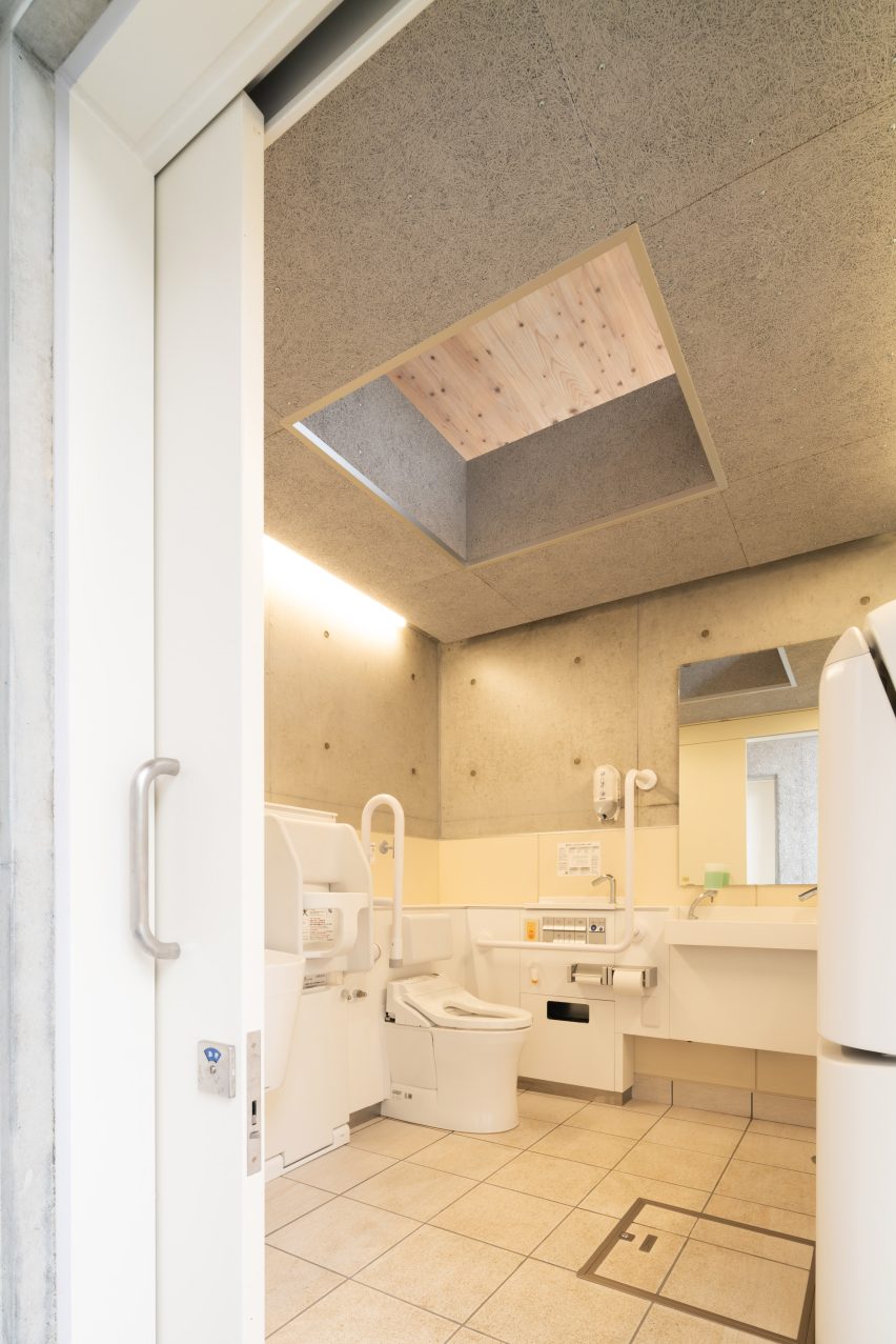 Tobe Zoo Toilet by YanoAoyama