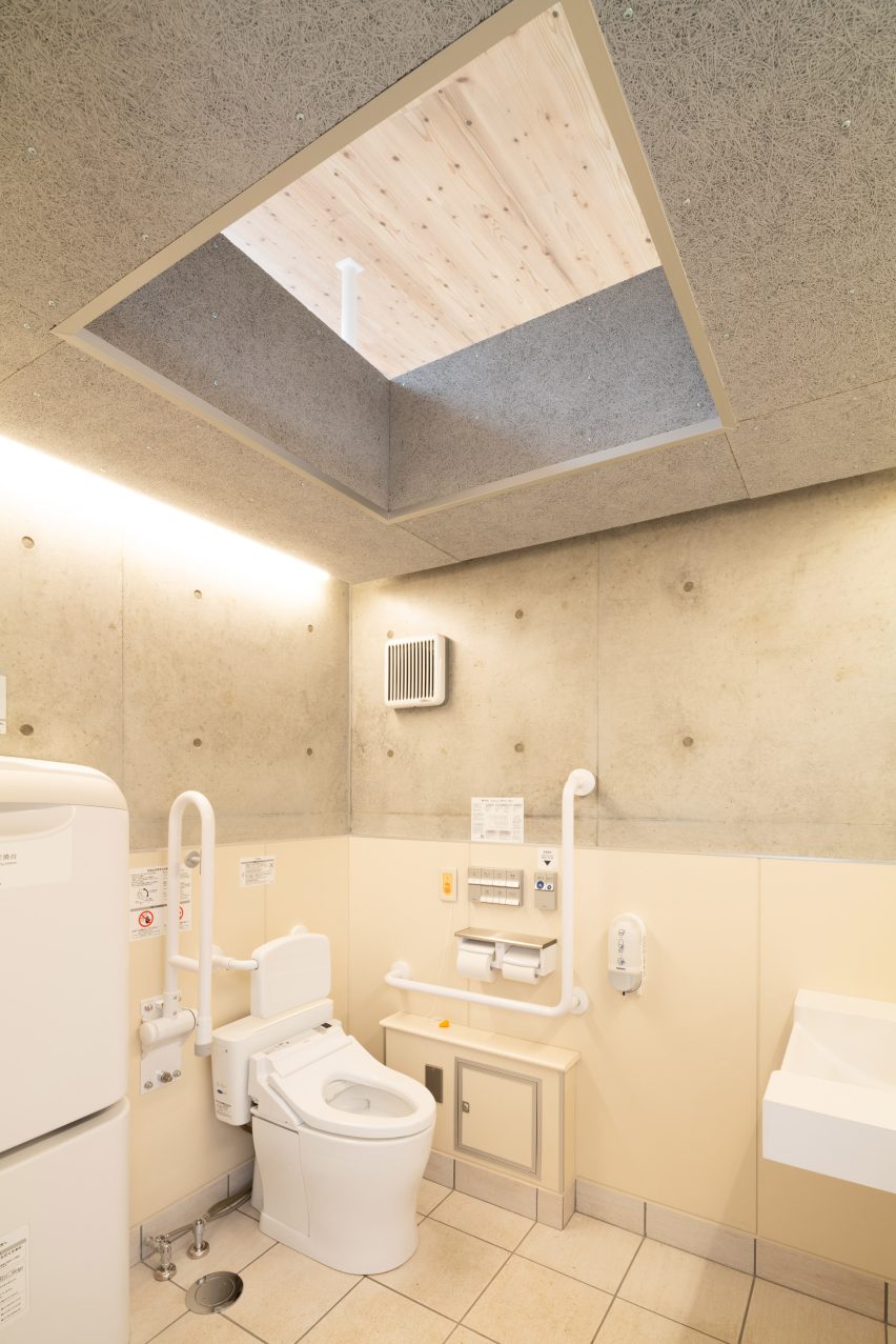 Tobe Zoo Toilet by YanoAoyama