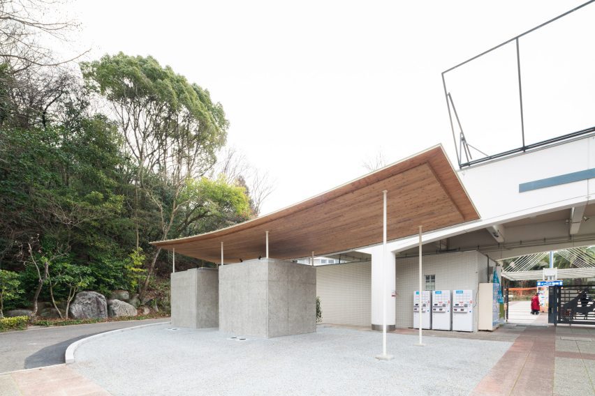 Tobe Zoo Toilet by YanoAoyama