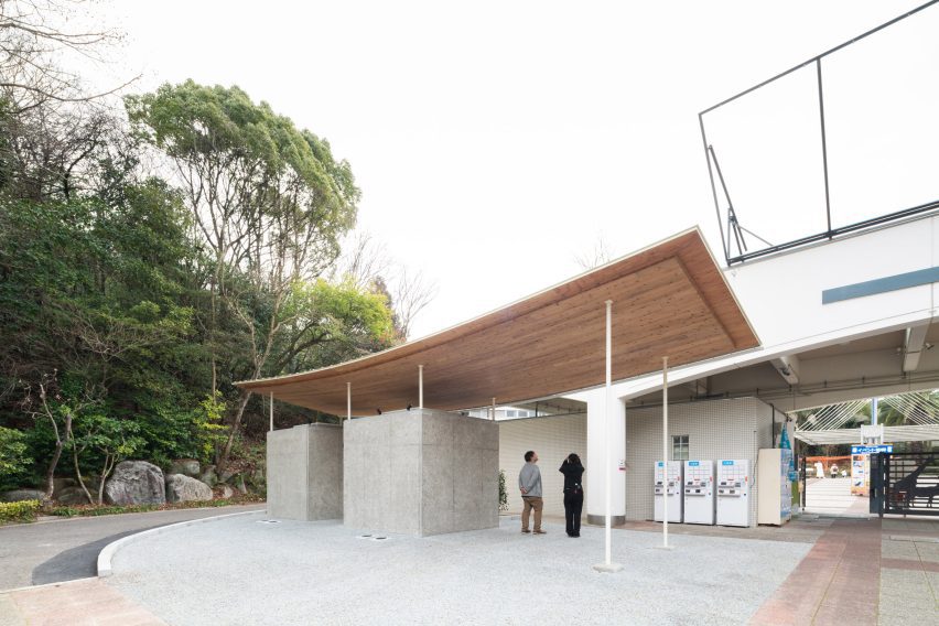 Tobe Zoo Toilet by YanoAoyama