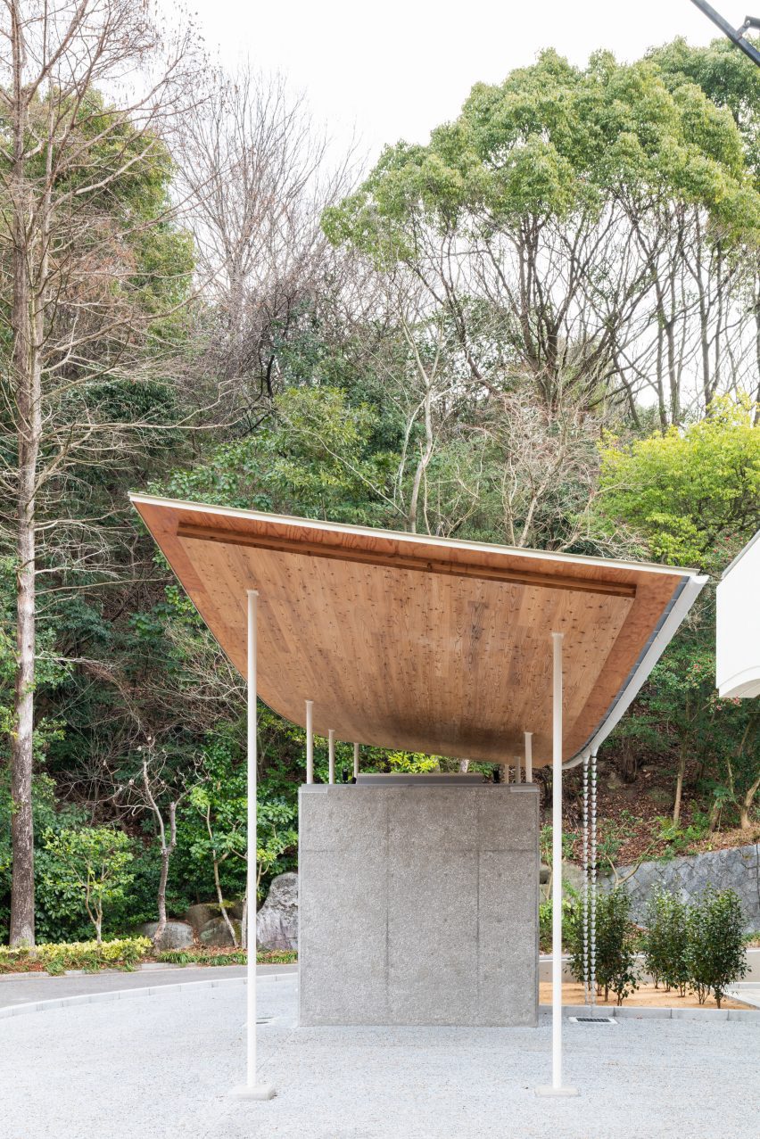 Tobe Zoo Toilet by YanoAoyama