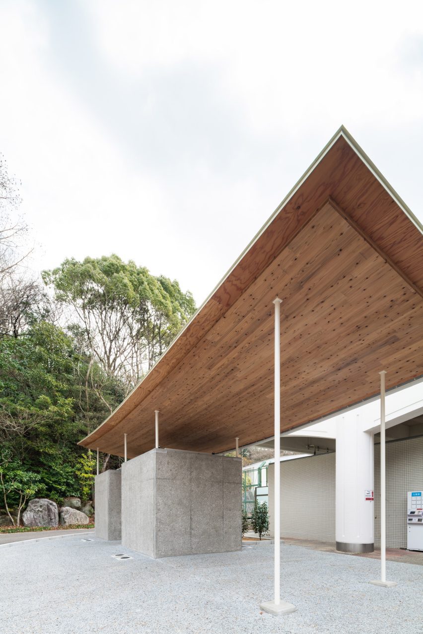 Tobe Zoo Toilet by YanoAoyama