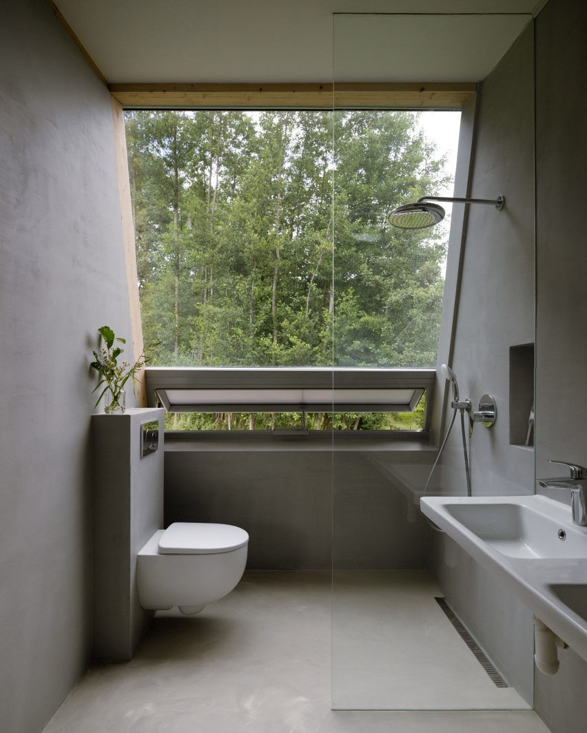 Modular home with sloping facade by Papundekl Architects