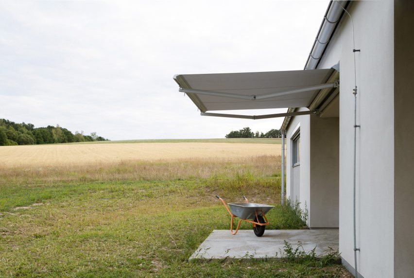 Modular home with sloping facade by Papundekl Architects