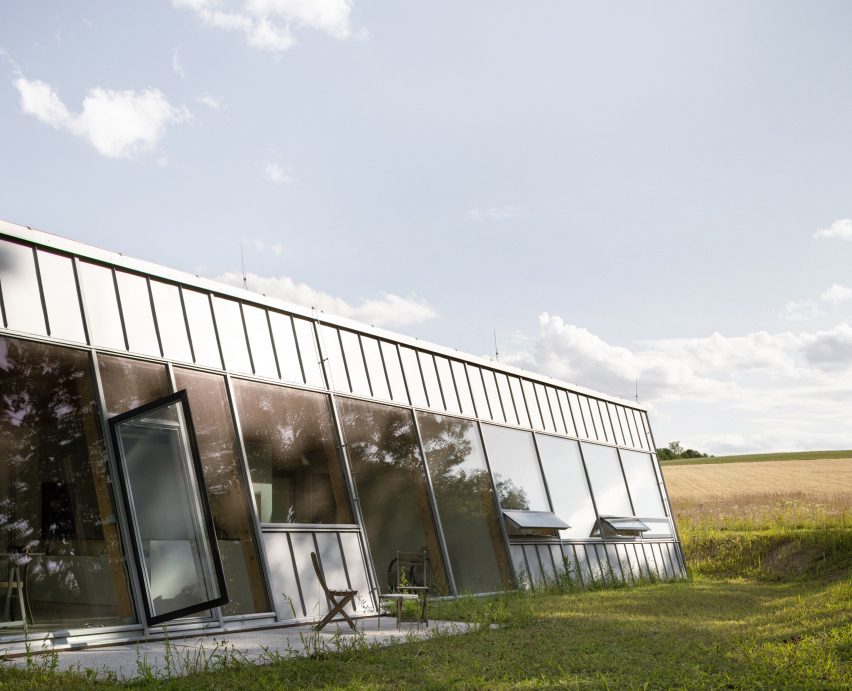 Modular home with sloping facade by Papundekl Architects
