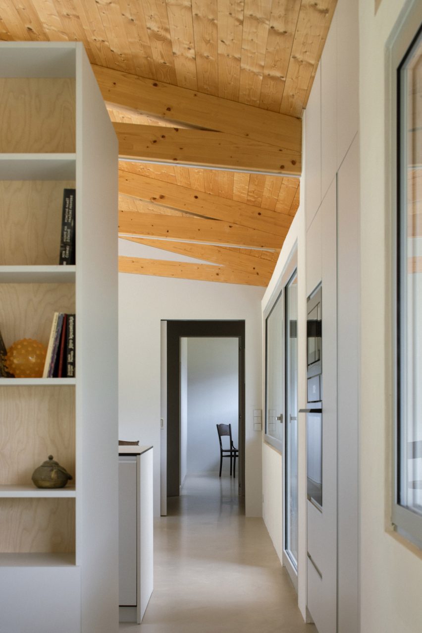 Modular home with sloping facade by Papundekl Architects