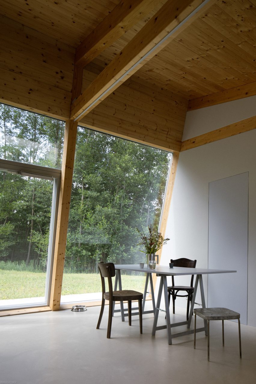 Modular home with sloping facade by Papundekl Architects
