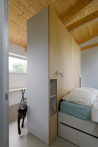 Bedroom interior at Modular home by Papundekl Architects