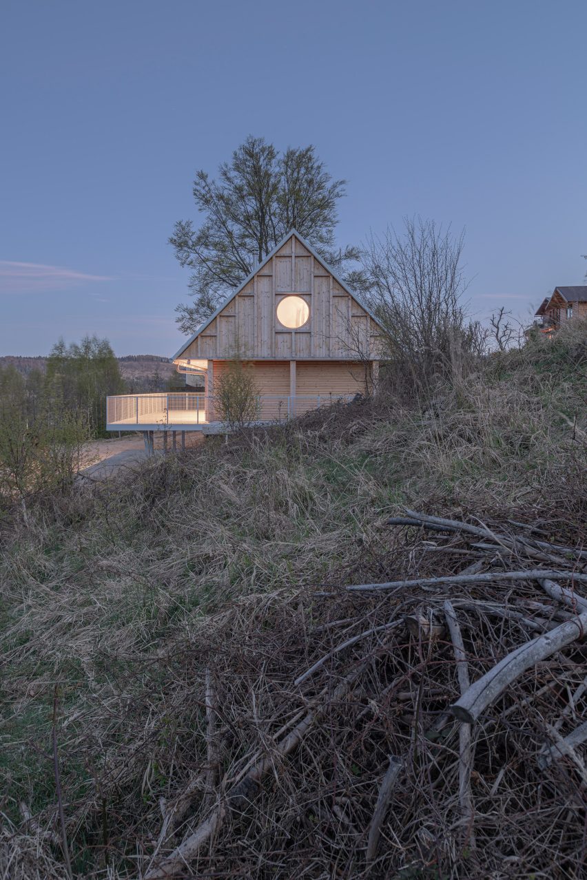 Husárik Hut by Oatelier