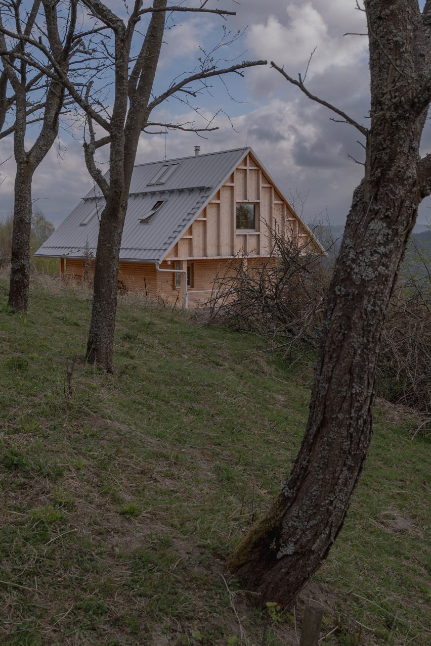 Husárik Hut by Oatelier