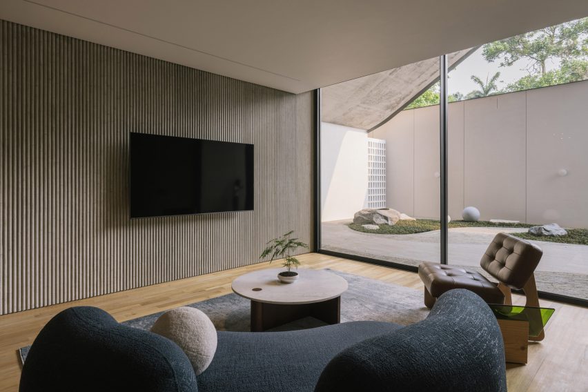 Split Mass Residence by K-Thengono Design Studio