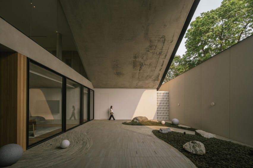 Split Mass Residence by K-Thengono Design Studio