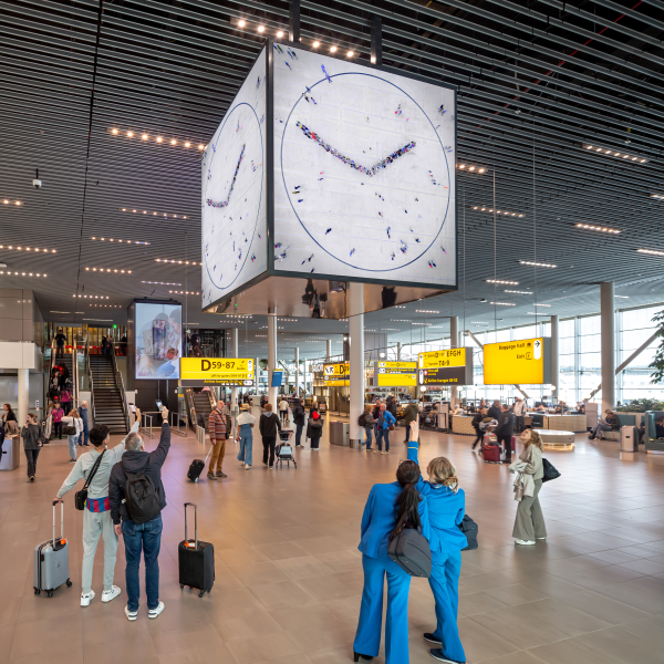 Real Time Schiphol People’s Clock by Maarten Baas