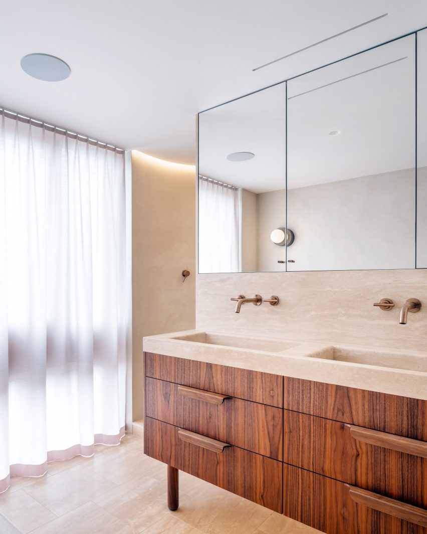Bathroom space inside Hampstead Town House by Hayhurst and Co