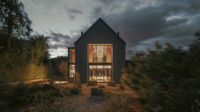 Napa Valley home with Lasvit's Herbarium chandelier visible through its tall windows