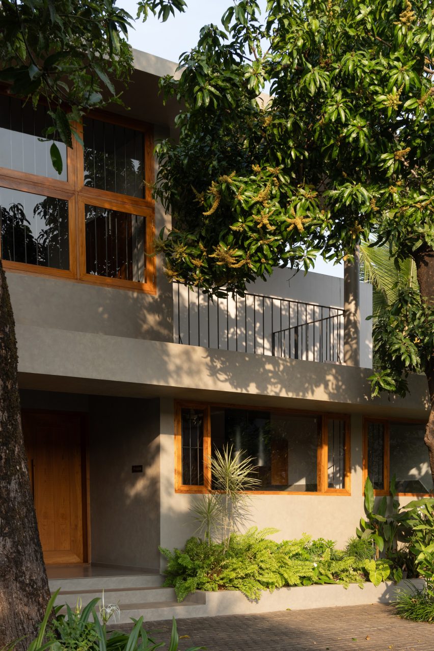 House Beyond the Mango Trees by InLe Architects