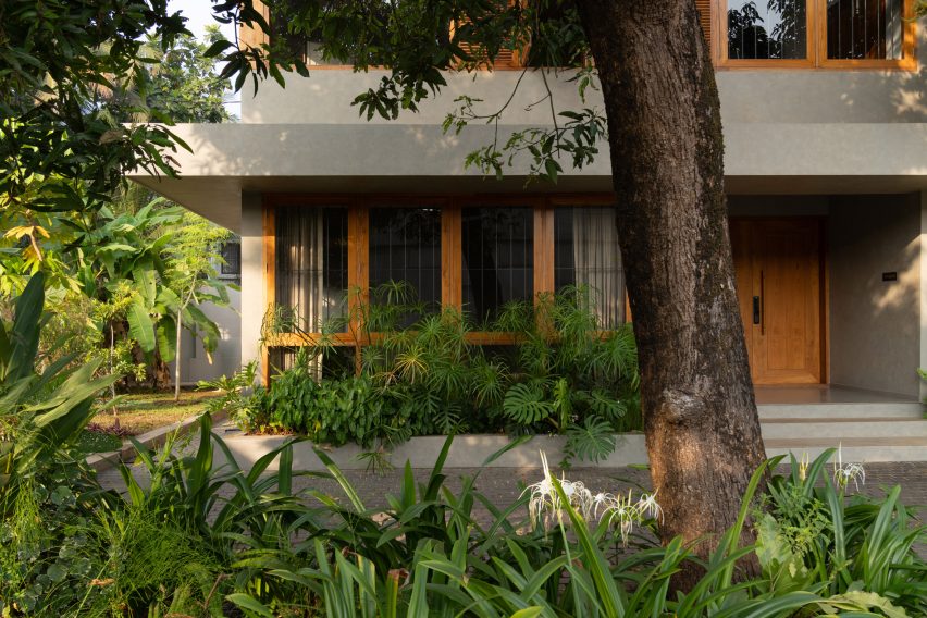 House Beyond the Mango Trees by InLe Architects
