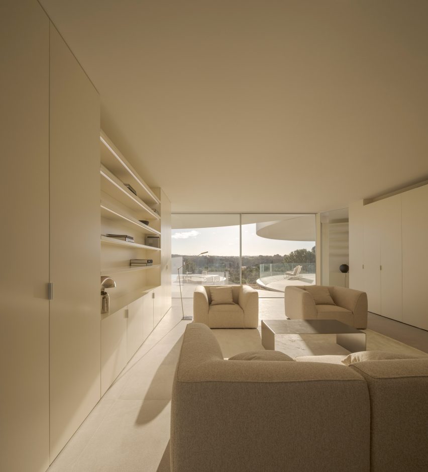 House in Las Rozas by Fran Silvestre Arquitectos