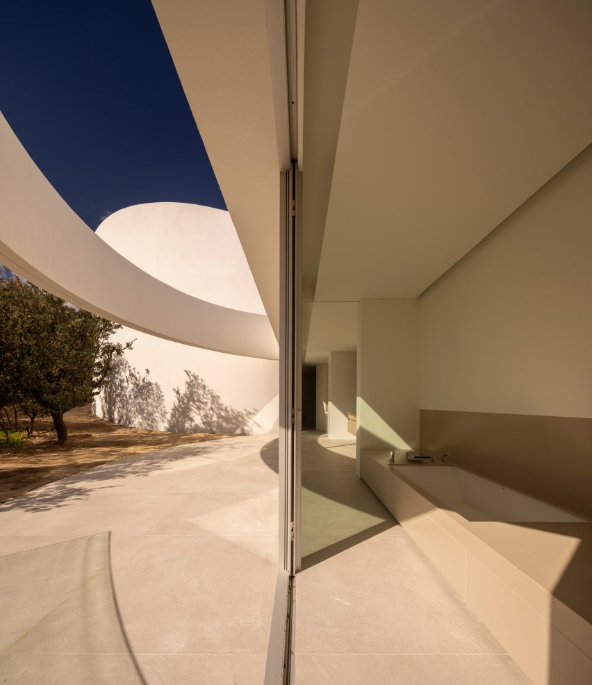 House in Las Rozas by Fran Silvestre Arquitectos