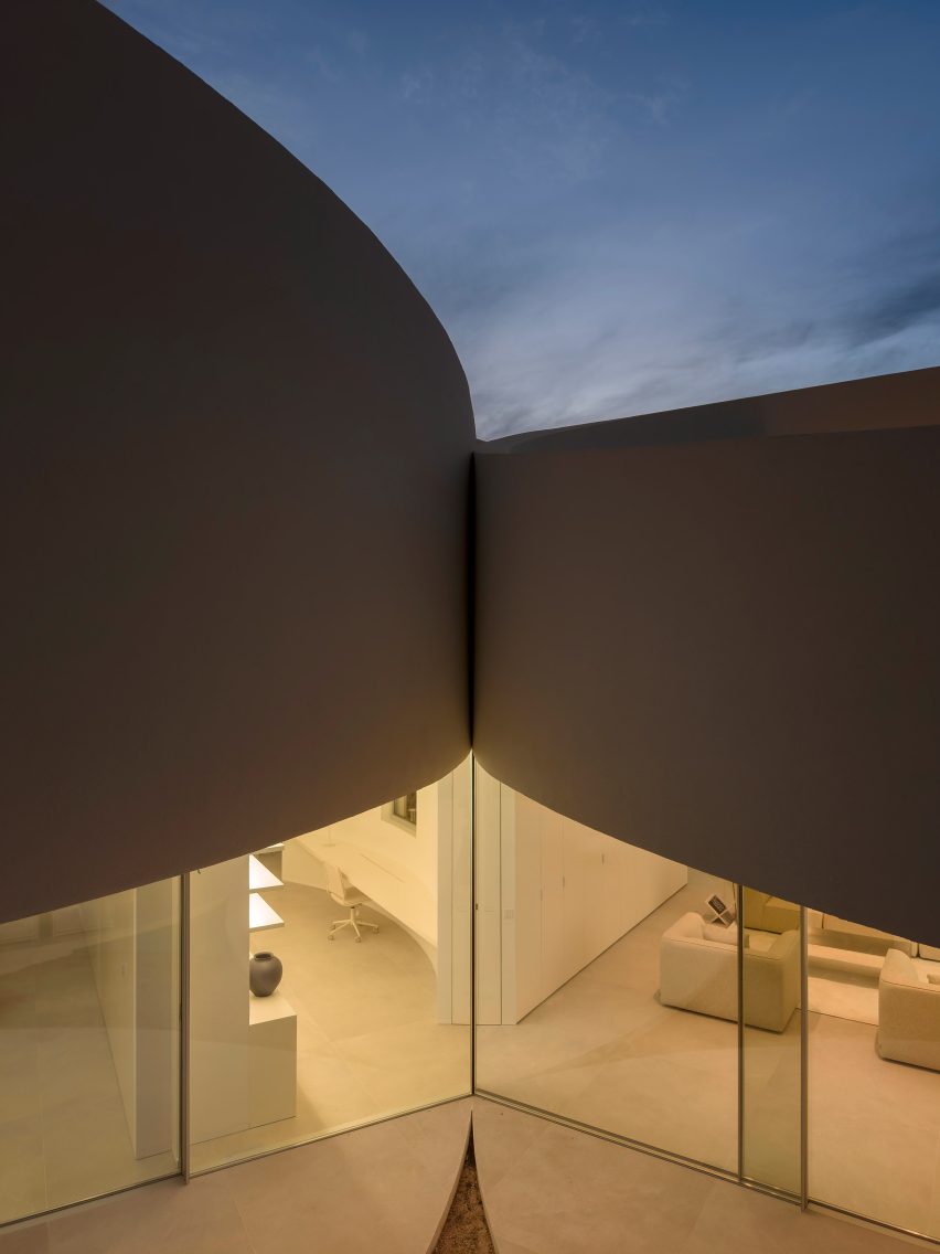 House in Las Rozas by Fran Silvestre Arquitectos