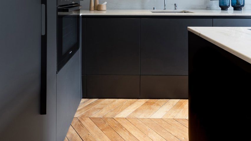 Kitchen with Santos' plinth drawer units installed
