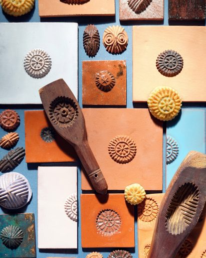 Biscuit-like tiles